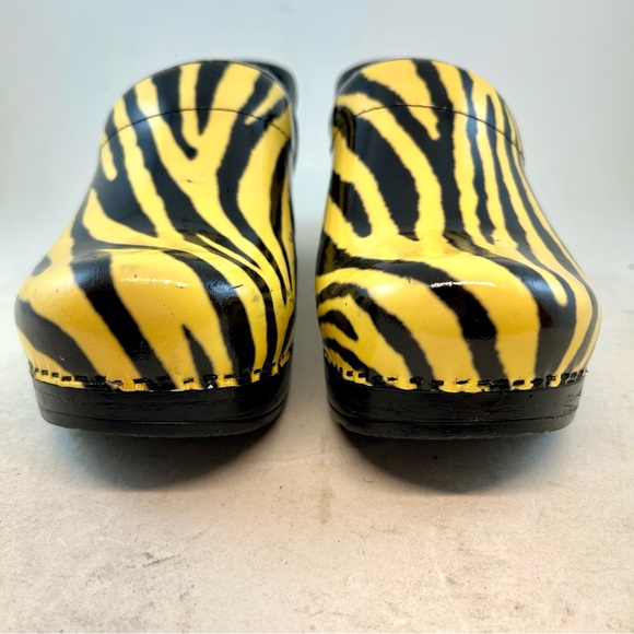 Dansko Yellow Black Zebra Tiger Striped Professional Stapled Clogs 36 5.5 6 FLAW - Picture 3 of 13